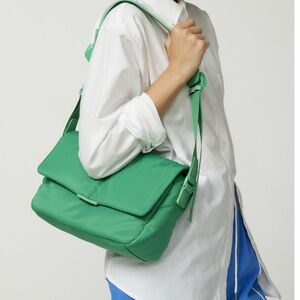 bright green (eagles color) kelly green puffy bag strap.